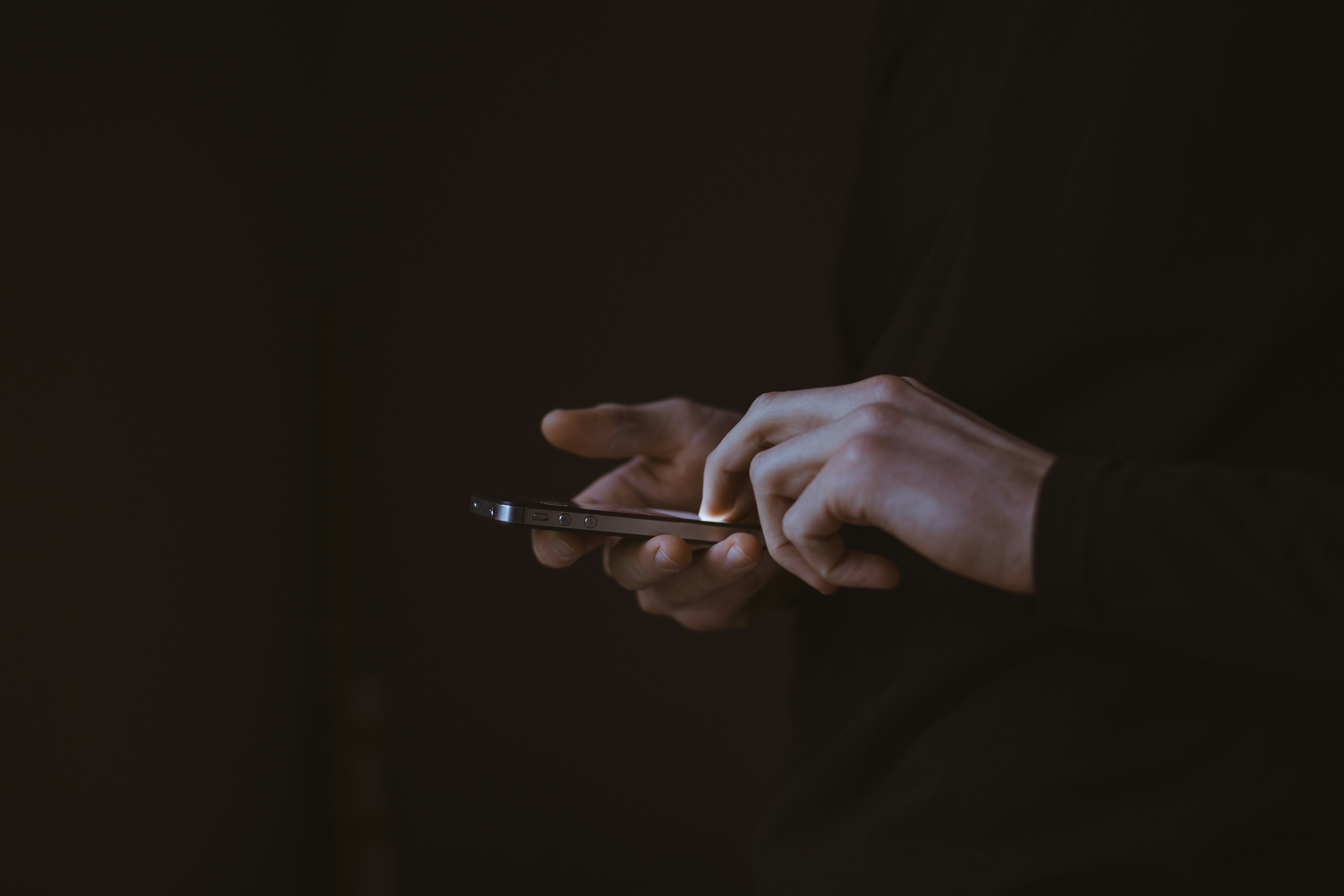 A phone on a desk representing swipe navigation between days in a mobile weekly planner